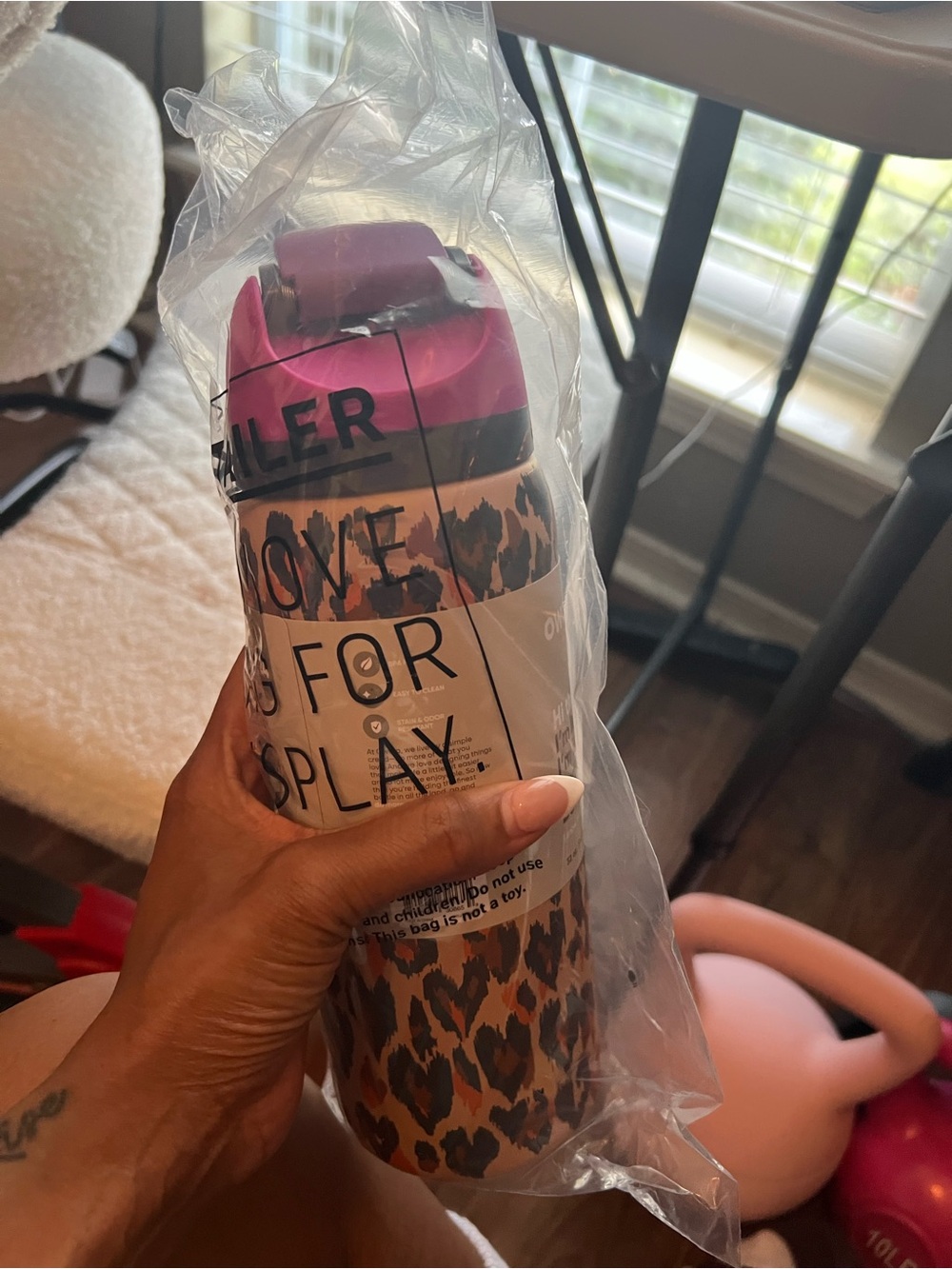 Owala 32 oz Leopard Print Insulated Water Bottle in Pink - Picture 3 of 3